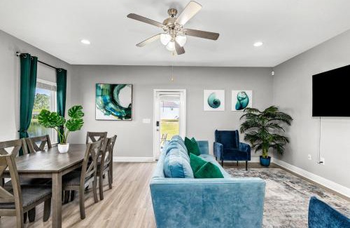 Thomas Drive House | NEW ⁂Serenity Beach⁂ Lakefront 3BRs Close to Beach