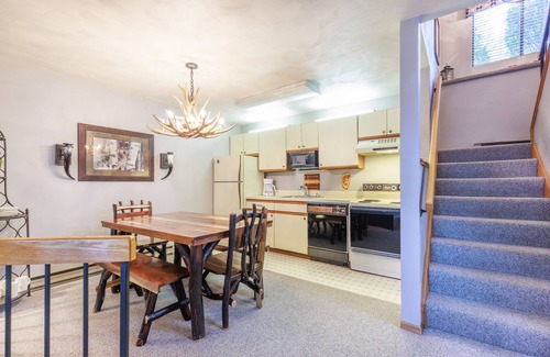 Seven Springs Condo | NEW! Seven Springs Resort 1BR condo, shuttle to slopes!