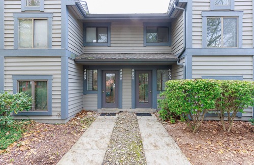Seven Springs Condo | NEW! Seven Springs Resort 1BR condo, shuttle to slopes!