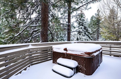 Upper Moonridge Cabin | *NEW* Sheephorn Getaway - Cozy cabin 3 min to slopes + jacuzzi + fireplace