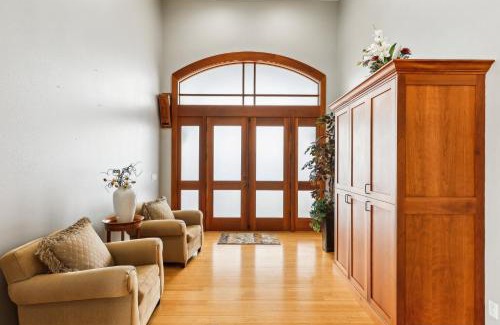 Mount Vernon House | New Skagit Tulip Farm Estate 3 beds 2 baths