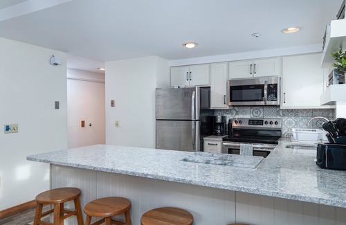 West Dover Condo | NEW Ski in/out condo with Mt views, hot tub, porch, gym & wifi!