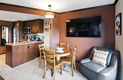 Peak 9 Condo | NEW! Ski-In/Ski-Out Beaver Run Retreat