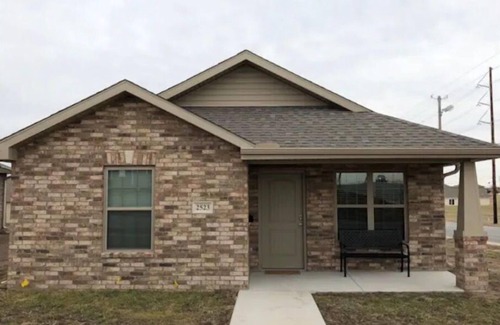 Joplin Cottage | NEW Sleek, Contemporary Home Near Med School