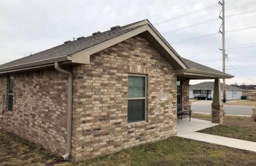 Joplin Cottage | NEW Sleek, Contemporary Home Near Med School