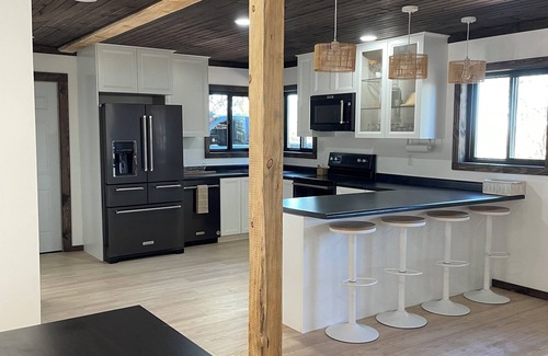 Moorcroft House | New Solar Powered Home on Cozy Pine Ridge