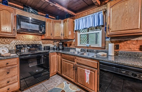 Gatlinburg - Pigeon Forge Cabin | New Song: Free Attraction Tickets, Hot Tub, Pool Table, Foosball & Air Hockey