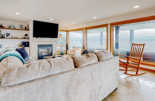 Clinton House | New sound front home with private beach access, hot tub/pool, grill, mtn views