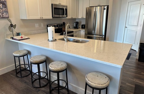 Gypsum Condo | NEW spacious 2 BR/2 BA w. pool, dockage available, bar