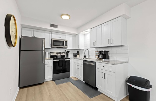 Royal Oak Apartment | New! Spacious 1BR Flat in the Heart of Royal Oak