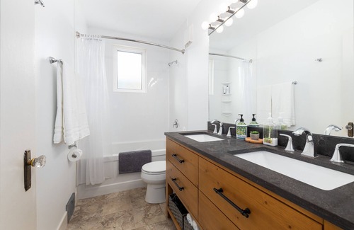 Saskatoon House | New SPACIOUS 2-Bedroom House w/Fireplace + BBQ :)