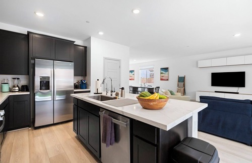 McCullough Hills House | New Spacious 3,000 sq ft House - Quiet Comfort with Style. AC, Wifi, King beds