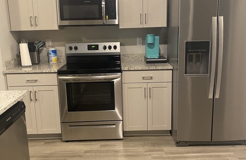 East Point House | New Spacious 3 bedroom 2.5 bath town house near the Airport