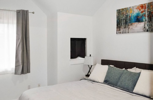 Green Lake House | NEW! Spacious 3-BR Townhouse w/ outdoor patios, one block from Greenlake.