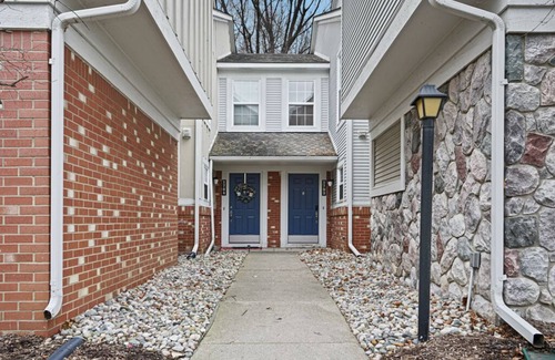 Auburn Hills House | *NEW* Spacious 3 BR Townhome in DT Auburn Hills