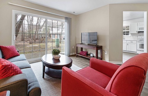 Auburn Hills House | *NEW* Spacious 3 BR Townhome in DT Auburn Hills
