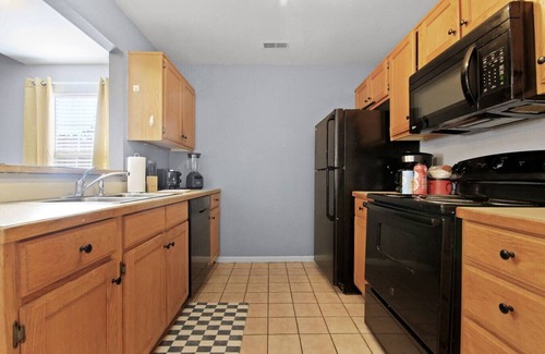 Columbia Apartment | New! Spacious 4 Bed Great for Commuting, Dogs ok