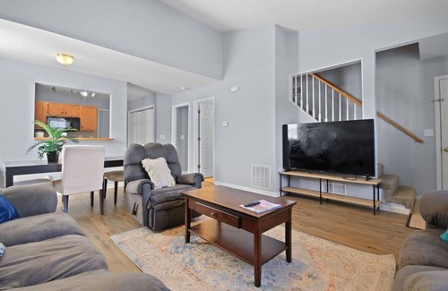 Columbia Apartment | New! Spacious 4 Bed Great for Commuting, Dogs ok