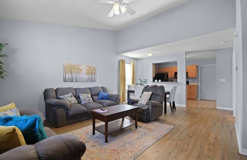 Columbia Apartment | New! Spacious 4 Bed Great for Commuting, Dogs ok