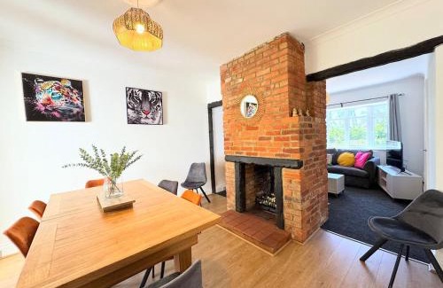 Southampton House | New Spacious 4 Bedrooms 5 Beds House Sleeps 8!