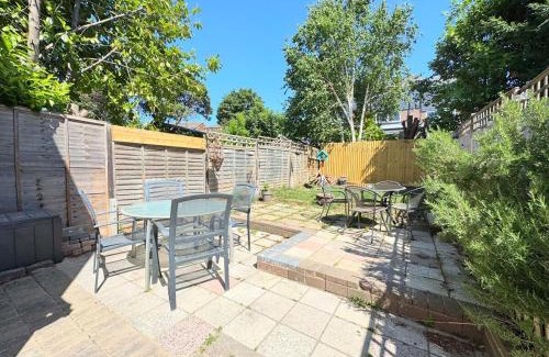 Southampton House | New Spacious 4 Bedrooms 5 Beds House Sleeps 8!