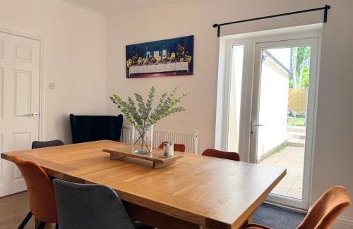 Southampton House | New Spacious 4 Bedrooms 5 Beds House Sleeps 8!