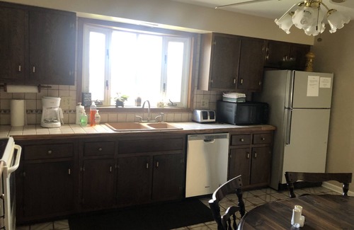 DeWitt House | NEW! SPACIOUS 4BDRM CLOSE to SYRC Univ & DWNTWN.