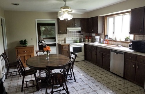 DeWitt House | NEW! SPACIOUS 4BDRM CLOSE to SYRC Univ & DWNTWN.