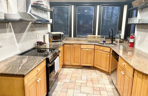 Greenwood Lake Cottage | NEW Spacious 5 bedrooms with Public Lake & Beach Access and Kayak!