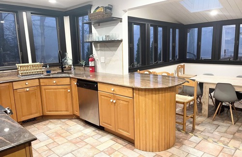 Greenwood Lake Cottage | NEW Spacious 5 bedrooms with Public Lake & Beach Access and Kayak!