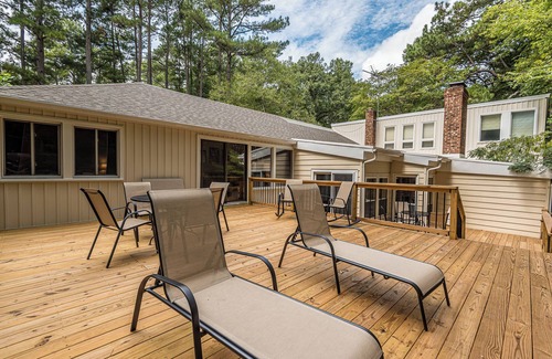 Creedmoor House | New! Spacious 5-bedroom house, Great deck, Pool, Close to Attractions