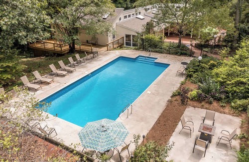 Creedmoor House | New! Spacious 5-bedroom house, Great deck, Pool, Close to Attractions