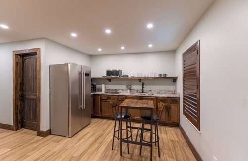 Uvalde Apartment | New Spacious 5 separate hotel suites in charming Uvalde with WiFi, AC.