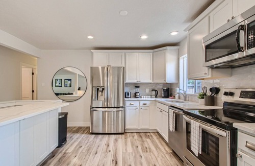 Alta Vista Area House | NEW, Spacious 5B w/Backyard |Pet Friendly| Near DT