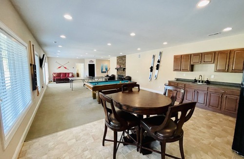 Moneta House | NEW - Spacious + Covered Dock + No wake zone + Kayaks + Theater