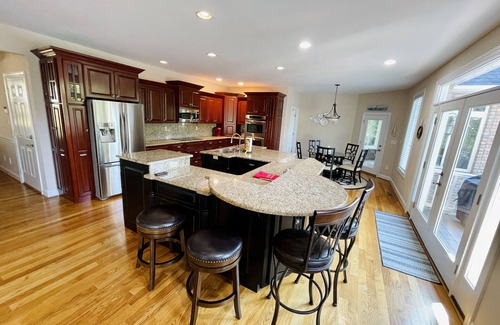 Moneta House | NEW - Spacious + Covered Dock + No wake zone + Kayaks + Theater