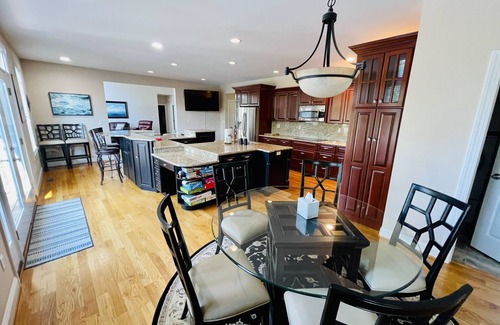 Moneta House | NEW - Spacious + Covered Dock + No wake zone + Kayaks + Theater