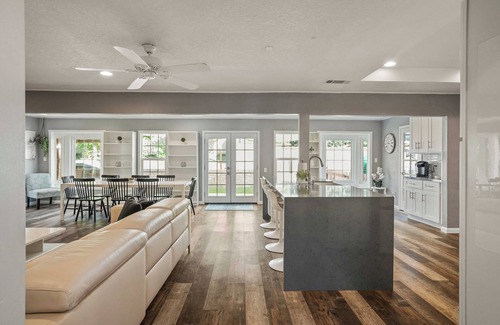 Valencia House | NEW Spacious & Cozy 5-bedroom house in enchanting Santa Clarita with AC