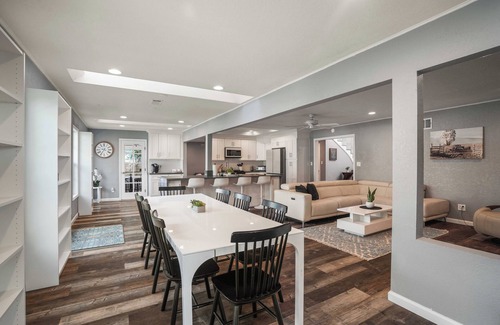 Valencia House | NEW Spacious & Cozy 5-bedroom house in enchanting Santa Clarita with AC