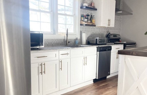 Spartanburg House | NEW! - SPACIOUS HOUSE W/YARD - 2 MILES TO DOWNTOWN SPARTANBURG!!