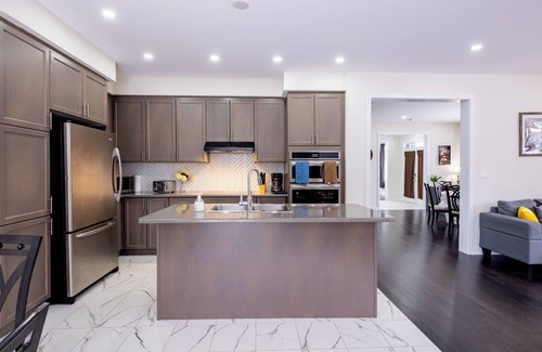 Thorold House | New Spacious Luxurious House, Close to Niagara Falls and Attractions