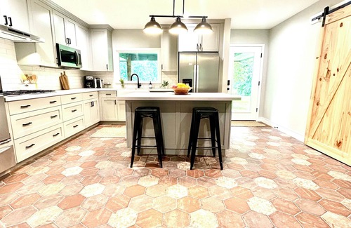 La Grange House | New! Spacious midcentury steps from the square in La Grange +15 min to Round Top
