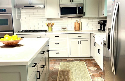 La Grange House | New! Spacious midcentury steps from the square in La Grange +15 min to Round Top