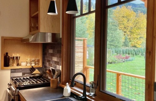 Deming Cottage | New, spacious tiny house close to Mt. Baker and Bellingham