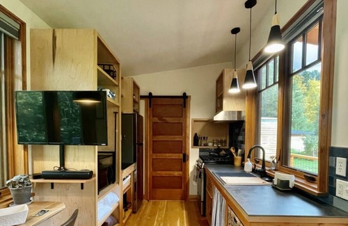 Deming Cottage | New, spacious tiny house close to Mt. Baker and Bellingham