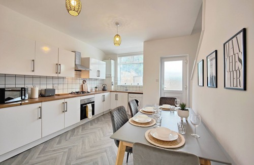 Failsworth House | NEW Spacious Townhouse 10 Mins to Manchester City Centre