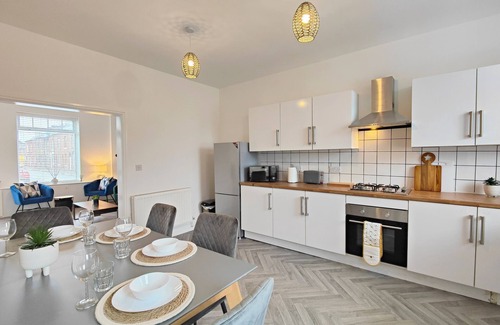 Failsworth House | NEW Spacious Townhouse 10 Mins to Manchester City Centre