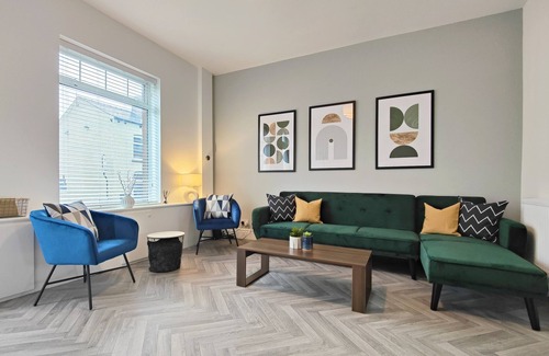 Failsworth House | NEW Spacious Townhouse 10 Mins to Manchester City Centre