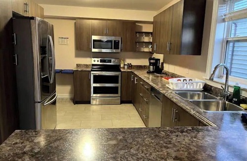 Fairview House | New Spacious Townhouse, 15 mns to DT, bckyrd, deck