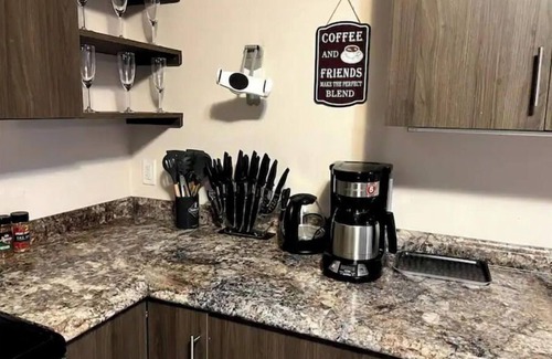 Fairview House | New Spacious Townhouse, 15 mns to DT, bckyrd, deck